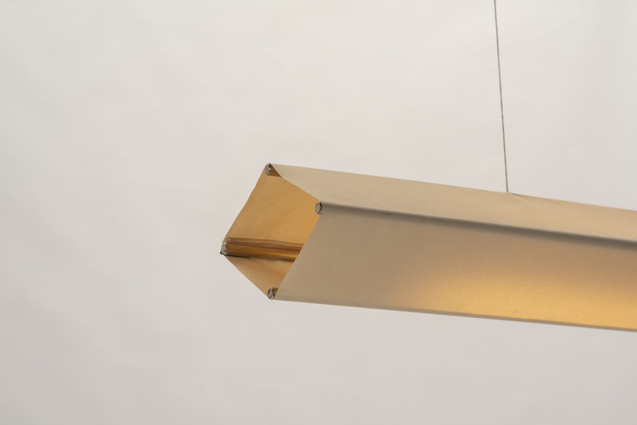 Detalle de estructura y pantalla del Colgante Aura Horizontal Mínimo