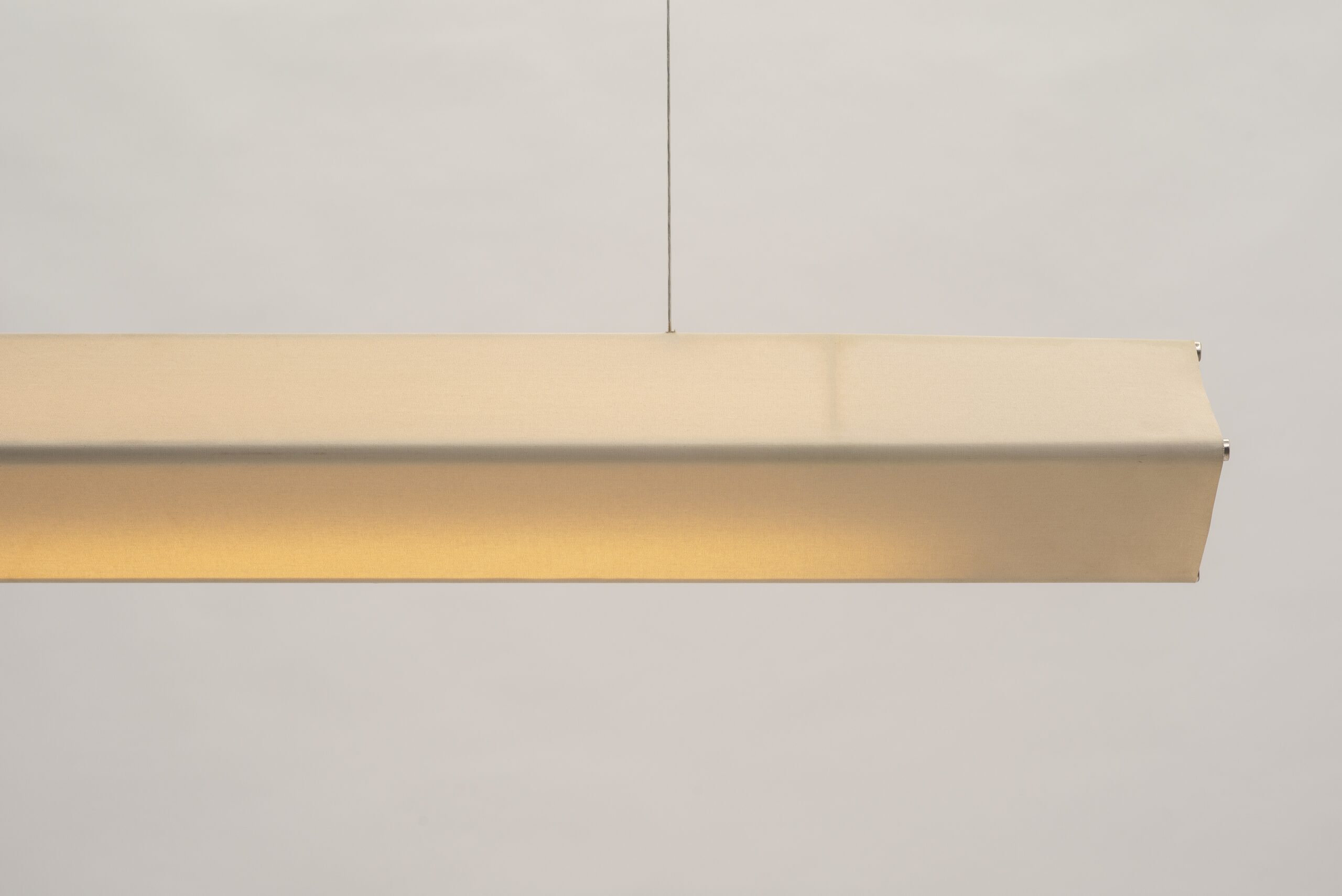 Detalle de luz cálida 2500K del Colgante Aura Horizontal Mínimo