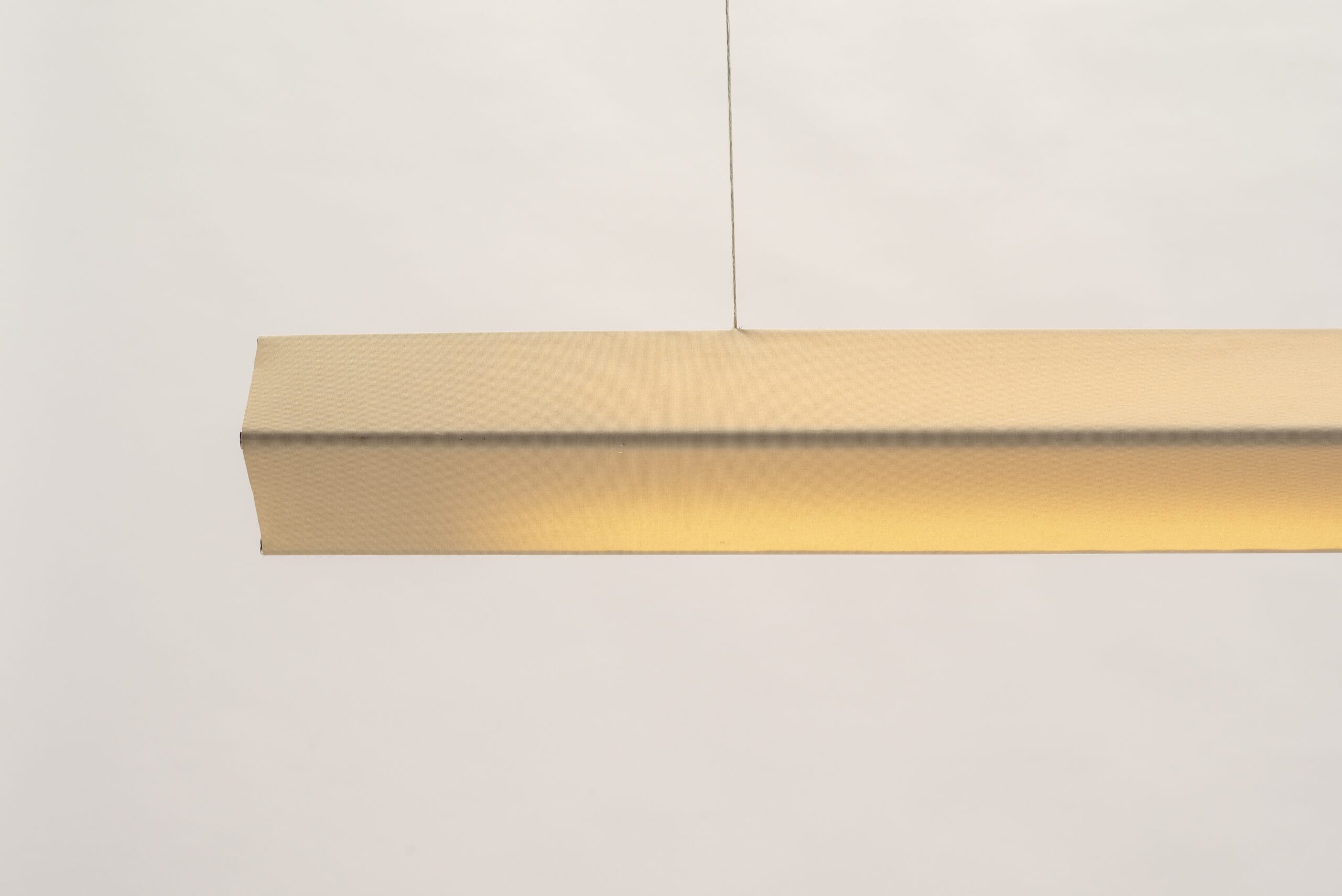 Colgante Aura Horizontal Mínimo en tela beige y acero niquelado