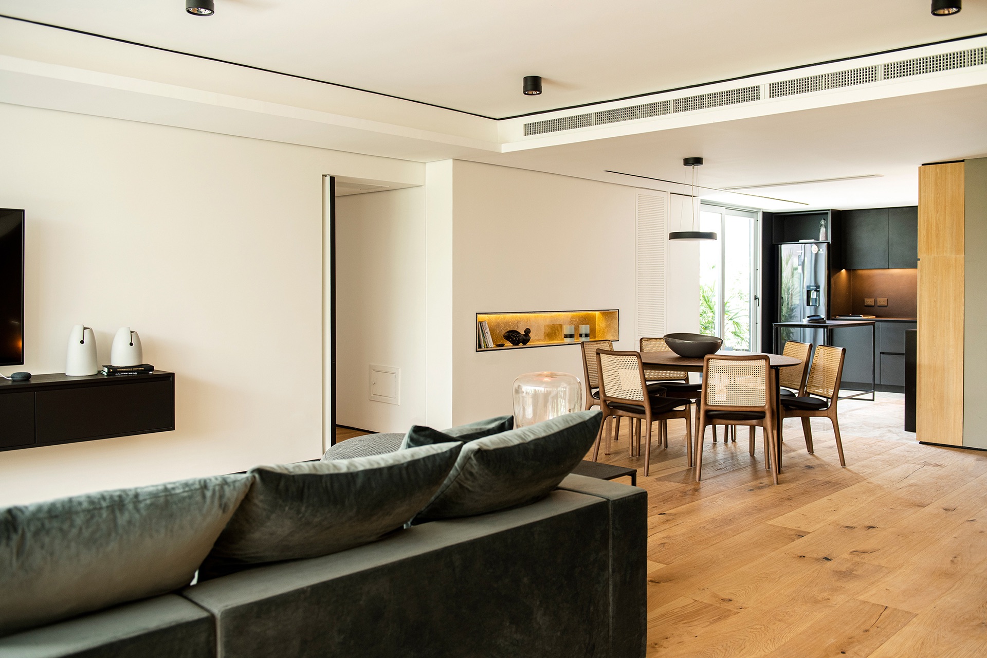 Sala de estar y comedor con luminarias en una vivienda contemporánea