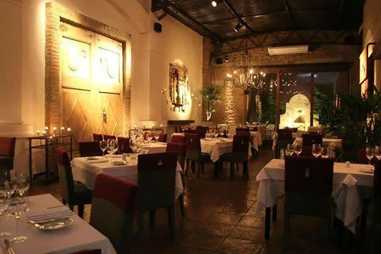 Restaurante con iluminación cálida