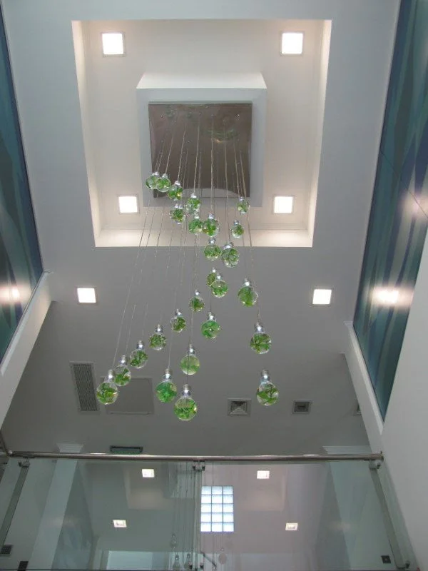 Instalación de luminarias en un interior
