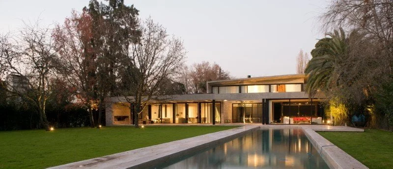 Vivienda iluminada al atardecer