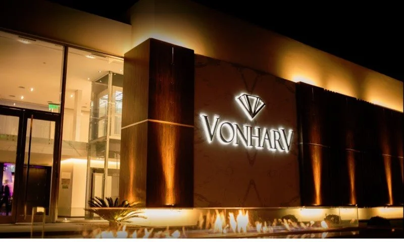 Fachada comercial iluminada